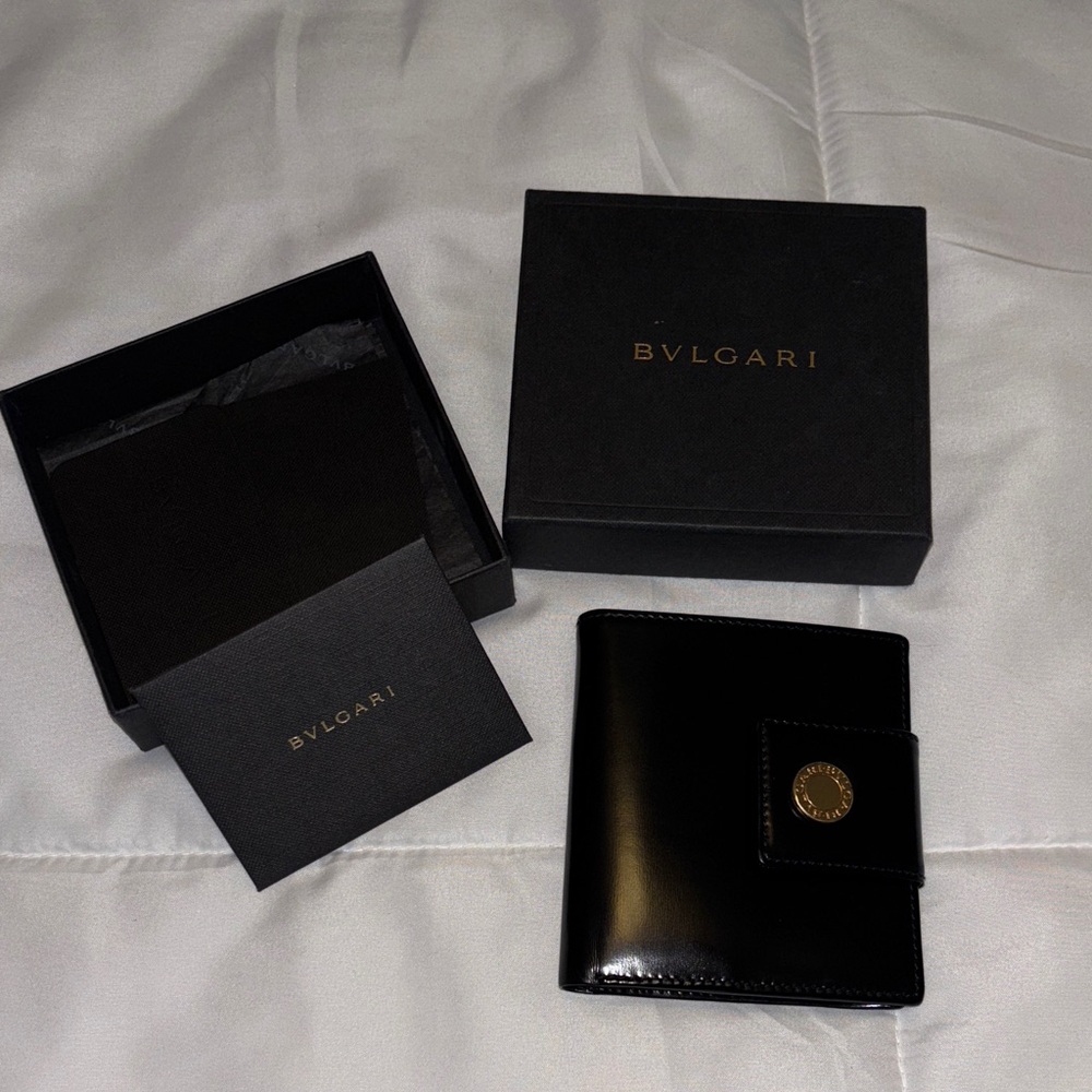 💎AUTHENTIC💎BVLGARI Black Leather Wallet with Gold Accent with box like new😍
